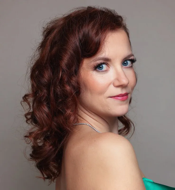 Julia Appel - Sopran, professionelle Portraitfoto für Konzert "From Dream to Swing"